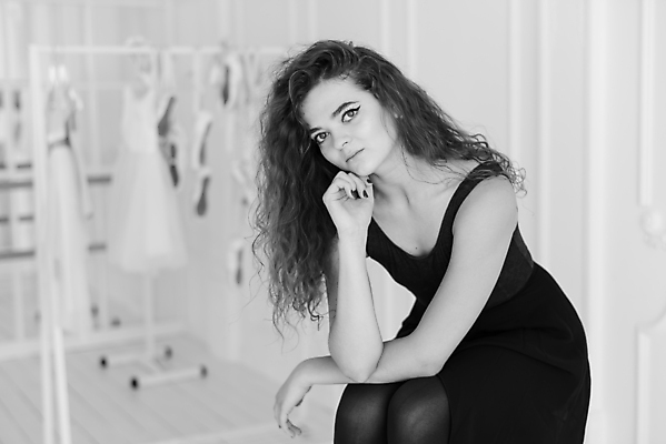 포토 JPG 해외이미지 백인 여자 흑백 실내 한명 사람 상반신 성인 옆모습 턱괴기 우아함 발레 발레리나 발레복 성인여자한명만 해외포토 서양인 1 옷 뷰포인트 컨셉 모션 촬영기법 내부 춤 여자한명만 성인여자만 파일형식 이미지허브