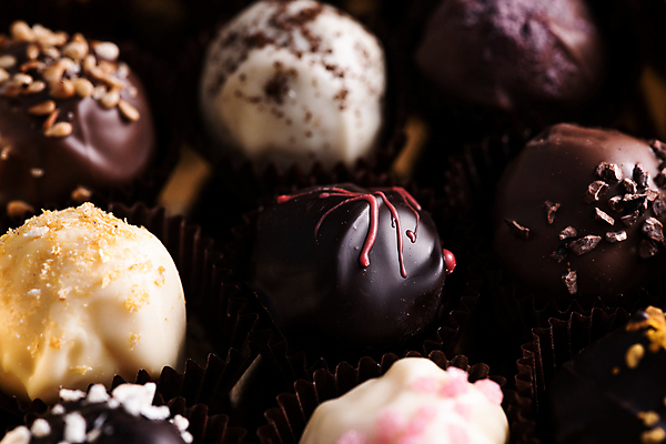 포토 JPG 해외이미지 음식 디저트 발렌타인데이 사탕 종류 선물 사람없음 장식 과자 초콜릿 검은색 어둠 고급 닫기 달콤 맛 유혹 설탕 스위스 묘사 머리위 모음 코코아 전문 카카오 핸드메이드 프랄린 많음 카피스페이스 어머니의날 해외포토 기념일 유럽 음료 컬러 컨셉 모션 데이이벤트 공백 미국문화 파일형식 이미지허브