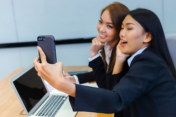 포토 JPG 해외이미지 직업 여자 회사 비즈니스 성공 기술 미소 사람 동양인 두명 옆모습 사무실 뷰티 유행 방 기차 직장인 그룹 목표 주식 토론 상인 종업원 경영자 이익 세대 개선 멘토링 브레인스토밍 해외포토 교육 육상교통 뷰포인트 컨셉 대중교통 표정 인종 금융 리더 파일형식 이미지허브