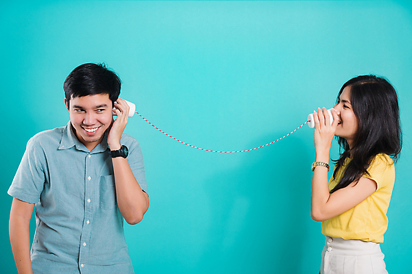 포토 JPG 해외이미지 커플 행복 줄 백그라운드 컨셉 통신 관계 태국 함께함 발렌타인데이 말하기 사랑 미소 사람 동양인 두명 컵 파란색 스마트폰 장난감 뷰티 노란색 듣기 캔 연결 귓속말 전화기 부름 통조림 목소리 고립 카피스페이스 해외포토 식기 감정 아시아 컬러 모션 데이이벤트 표정 인종 핸드폰 스마트기기 공백 파일형식 이미지허브