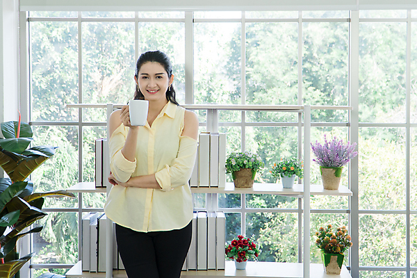 포토 JPG 해외이미지 백인 라이프스타일 여자 행복 커피 음료 창문 아침 휴식 주택 실내 건강 한명 서기 미소 사람 동양인 성인 내부 컵 초록색 뷰티 정원 방 머그컵 잡기 뜨거움 차 아침식사 혼자 해외포토 주간 서양인 1 식기 감정 컬러 컨셉 모션 표정 인종 건물 생활 식사 파일형식 이미지허브