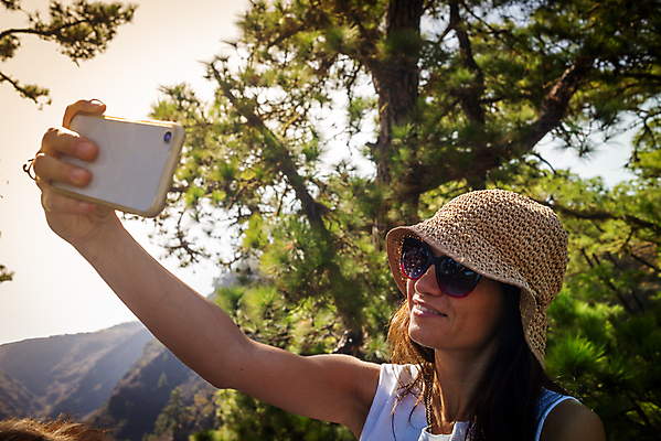 포토 JPG 해외이미지 백인 라이프스타일 응시 여자 여행 자연 모바일 휴가 한명 미소 사람 풍경 야외 스마트폰 핸드폰 여행객 카메라 디지털 스크린 사진촬영 어플리케이션 휴대용 전화기 스마트 그림 밀짚 해외포토 서양인 1 시선 컨셉 표정 생활 전자제품 스마트기기 촬영 짚 오브젝트 생태계 파일형식 이미지허브
