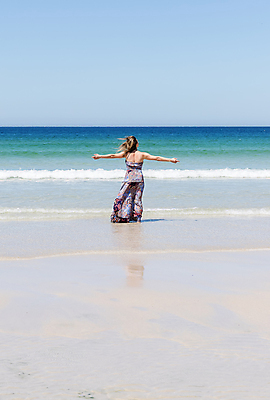 포토 JPG 해외이미지 드레스 여자 감정 무기 여유 모래 바다 자연 휴가 휴식 한명 야외 물 금발 태양 평화 귀여움 맑음 화목 침묵 고요 자유 고독 호흡 탈출 무료 파라다이스 혼자 수평선 해외포토 자연요소 1 헤어스타일 옷 컨셉 날씨 사람 소리 생태계 파일형식 이미지허브