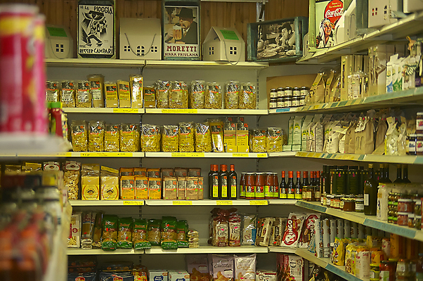 포토 JPG 해외이미지 백인 라이프스타일 잡화 여자 행복 유럽 음식 비즈니스 부분 선반 실내 건강 종류 사람 사람없음 내부 쇼핑 세일 상점 카트 신선 시장 선택 구매 상품 쇼핑몰 고객 통로 상업 소매 슈퍼마켓 식료품점 줄서기 해외포토 서양인 감정 나라 가구 컨셉 모션 생활 파일형식 이미지허브