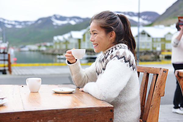 포토 JPG 해외이미지 여자 행복 커피 음료 음식 여행 탁자 따뜻함 아이슬란드 한명 사람 앉기 동양인 야외 컵 여행객 마을 식당 중국 카페 우유 마시기 도시 뜨거움 스웨터 빙하 지역 북쪽 타운 스칸디나비아 해외포토 1 식기 감정 유럽 아시아 가구 상의 모션 유제품 인종 상점 방향 파일형식 이미지허브
