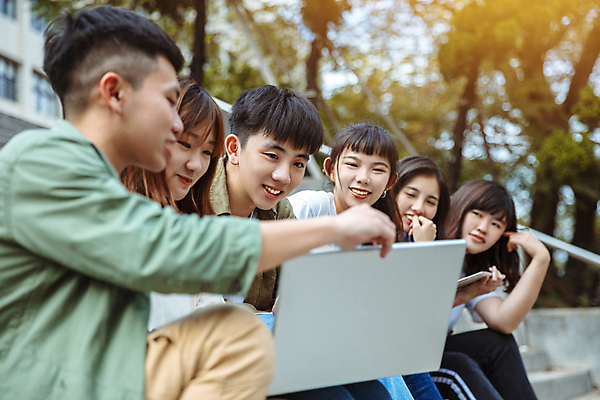 포토 JPG 해외이미지 학생 응시 여자 교육 남자 행복 학교 앉기 동양인 여러명 상반신 옆모습 10대 노트북 우정 십대만 해외포토 시선 감정 뷰포인트 다수 모션 청소년 사람 인종 친구 전자제품 파일형식 이미지허브