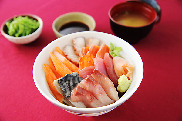 포토 JPG 해외이미지 접시 조각 사람없음 샐러드 신선 참치 간장 연어 빨간배경 와사비과자 해외포토 식기 음식 백그라운드 어류 빨간색 과자 양념 파일형식 이미지허브