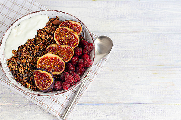 포토 JPG 해외이미지 그릇 실내 사람없음 숟가락 식탁보 산딸기 요거트 무화과 뮤즐리 카피스페이스 그래놀라 나무배경 해외포토 식기 음식 백그라운드 과일 유제품 수저 내부 공백 파일형식 이미지허브