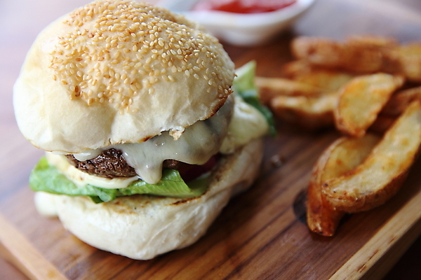 포토 JPG 해외이미지 백그라운드 사람없음 햄버거 케첩 나무도마 소스그릇 웨지감자 해외포토 그릇 감자 도마 패스트푸드 목재 소스_음식 감자요리 파일형식 이미지허브