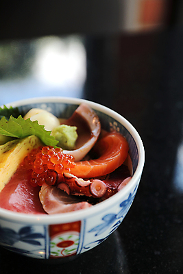 포토 JPG 해외이미지 그릇 검은배경 실내 사람없음 덮밥 날치알 계란말이 문어회 연어회 일본음식 카이센동 해외포토 식기 음식 백그라운드 내부 알 검은색 생선회 회 계란요리 연어 파일형식 이미지허브