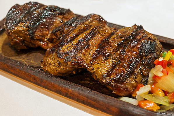 포토 JPG 해외이미지 접시 음식 채소 탁자 육류 스테이크 요리 사람없음 빨간색 초록색 식당 식사 저녁식사 소고기 우아함 맛 그릴 인스턴트 바비큐 자르기 먹기 만족 준비 후추 아르헨티나 점심식사 단백질 등심 부에노스아이레스 정물화 해외포토 식기 감정 컬러 가구 컨셉 식재료 모션 주방용품 서양음식 상점 남아메리카 향신료 그림 영양소 파일형식 이미지허브