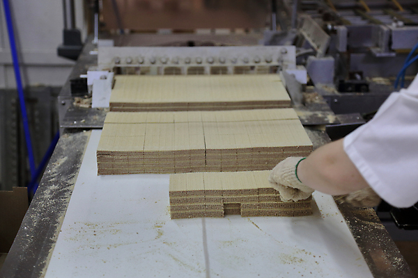 포토 JPG 해외이미지 손 공장 실내 신체부위 쌓기 쿠키 과자 잡기 해외포토 공업 모션 디저트 사람 내부 파일형식 이미지허브