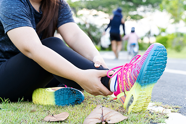포토 JPG 해외이미지 전신 공원 여자 건강 한명 사람 앉기 동양인 성인 야외 옆모습 아웃포커스 달리기 조깅 고통 잡기 발목 발목통증 성인여자한명만 해외포토 1 공공시설 감정 뷰포인트 모션 발 촬영기법 인종 운동 여자한명만 성인여자만 파일형식 이미지허브