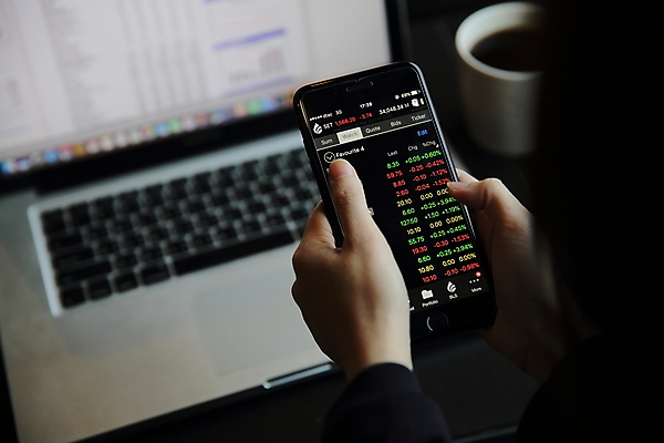 포토 JPG 해외이미지 손 그래프 들기 신체부위 노트북 스마트폰 소프트포커스 주식 분석 투자 해외포토 컨셉 비즈니스 모션 촬영기법 사람 금융 전자제품 핸드폰 스마트기기 파일형식 이미지허브