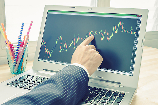 포토 JPG 해외이미지 손 그래프 신체부위 노트북 사무실 모니터 가리킴 주식 분석 투자 해외포토 컨셉 비즈니스 사람 손짓 금융 전자제품 컴퓨터 파일형식 이미지허브