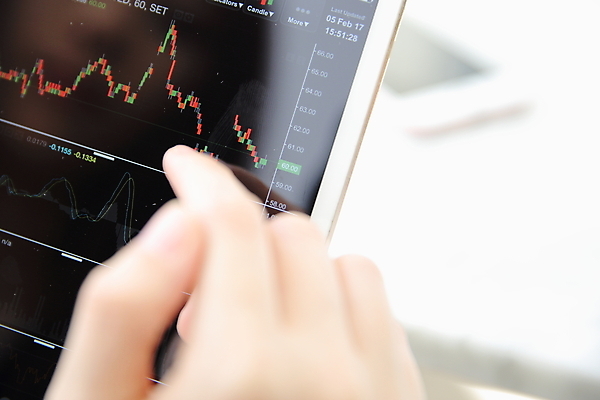 포토 JPG 해외이미지 손 그래프 아웃포커스 신체부위 태블릿 가리킴 주식 분석 투자 해외포토 컨셉 비즈니스 촬영기법 사람 손짓 금융 전자제품 스마트기기 파일형식 이미지허브