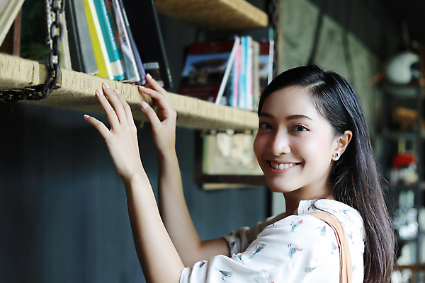 포토 JPG 해외이미지 학생 라이프스타일 여자 교육 행복 아시아 휴식 책장 선반 주택 실내 한명 서기 미소 사람 동양인 성인 책 스터디 정보 선택 도서관 잡지 스마트 읽기 검색 교과서 준비 문학 지능 해외포토 1 감정 나라 가구 컨셉 모션 교재 표정 인종 내부 건물 생활 간행물 학습 파일형식 이미지허브