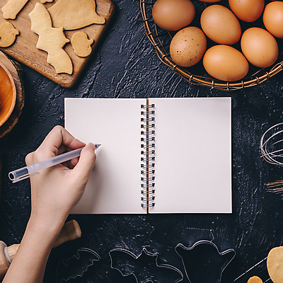 포토 JPG 해외이미지 손 백그라운드 검은배경 프레임 신체부위 쿠키 계란 할로윈 잡기 쿠키틀 해외포토 모션 디저트 사람 알 검은색 제빵도구 파일형식 이미지허브