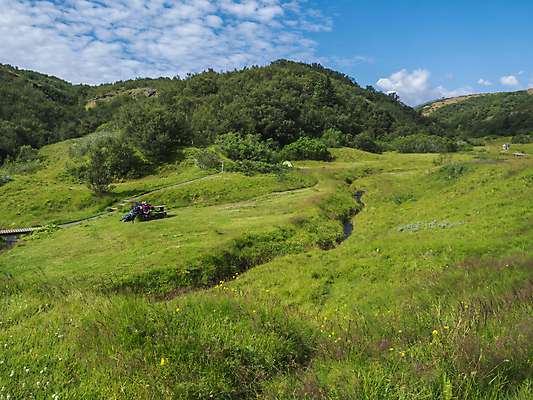 포토 JPG 해외이미지 커플 섬 여행 벤치 자국 자연 탁자 하늘 산 아이슬란드 텐트 사람없음 야외 초록색 파란색 강 태양 계곡 트래킹 하이킹 개울 황무지 언덕 빙하 화산 내추럴 하이커 해외포토 자연요소 유럽 컬러 가구 의자 관계 레저 캠핑도구 생태계 파일형식 이미지허브