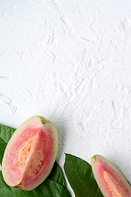 포토 JPG 해외이미지 잎 과일 단면 실내 사람없음 하이앵글 흰배경 슬라이스 과일조각 구아바 카피스페이스 해외포토 식물 뷰포인트 조각 백그라운드 내부 공백 흰색 열대과일 파일형식 이미지허브