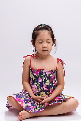 포토 JPG 해외이미지 여자 어린이 백그라운드 휴식 한명 앉기 동양인 명상 해외포토 1 컨셉 모션 사람 인종 파일형식 이미지허브