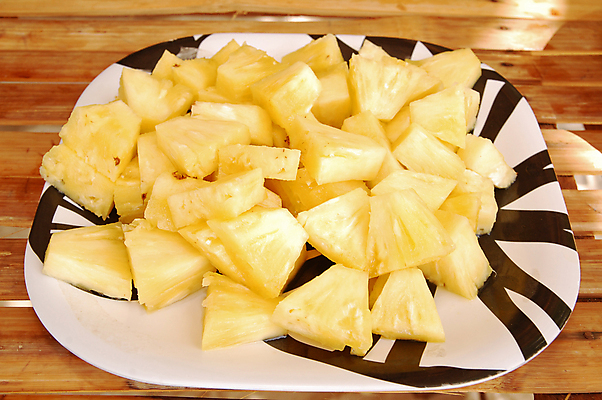 포토 JPG 해외이미지 접시 음식 조각 과일 디저트 서브 사람없음 노란색 식사 달콤 먹기 파인애플 섬유 내추럴 비타민C 해외포토 식기 컬러 모션 직물 맛 열대과일 비타민 파일형식 이미지허브