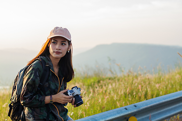 포토 JPG 해외이미지 1 라이프스타일 여자 행복 여행 배낭 자연 모바일 산 세포 한국 건강 한명 미소 사람 동양인 풍경 야외 옆모습 파란색 스마트폰 카메라 우주 스크린 일본 검은색 중국 트래킹 터치 탐험 잡기 묶기 스마트 포니테일 백패커 셀프 절정 하이커 해외포토 헤어스타일 감정 아시아 뷰포인트 컬러 컨셉 가방 모션 레저 표정 인종 생활 전자제품 핸드폰 스마트기기 생태계 파일형식 이미지허브