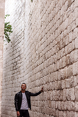 포토 JPG 해외이미지 모델 학생 라이프스타일 응시 남자 행복 유럽 안경 얼굴 벽 백그라운드 자연 벽돌 거리 파노라마 대화 한명 서기 미소 사람 소년 성인 야외 여름 머리 유행 여행객 검은색 잡기 도시 도심 활 반대 스타일 해외포토 1 시선 잡화 계절 감정 나라 어린이 컬러 모션 촬영기법 표정 말하기 생활 신체부위 생태계 파일형식 이미지허브