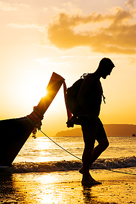포토 JPG 해외이미지 남자 실루엣 바다 여행 휴가 한명 서기 풍경 성인 야외 여름 햇빛 황혼 일몰 보트 저녁 성인남자한명만 해외포토 1 계절 배_교통 모션 촬영기법 사람 태양 노을 야간 남자한명만 성인남자만 파일형식 이미지허브