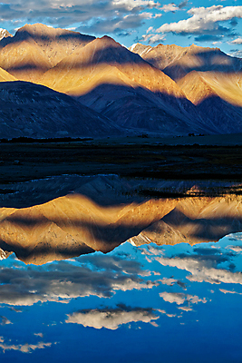 포토 JPG 해외이미지 실루엣 호수 모래 여행 자연 하늘 산 사람없음 물 강 반사 계곡 고요 일몰 인도인 사파리 낙타 흐림 카라반 히말라야 산맥 해외포토 자연요소 외국인 포유류 날씨 촬영기법 동양인 노을 생태계 캠핑카 파일형식 이미지허브