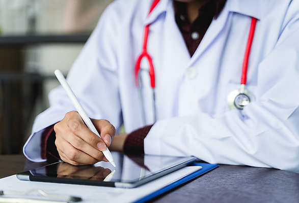 포토 JPG 해외이미지 직업 손 응시 유니폼 통신 청진기 실내 건강 병원 사람 사람없음 컴퓨터 태블릿 알약 약 건강관리 스크린 터치 환자 의사 기록 잡기 작업 구조원 사이버 분석 보고서 문서 전자 외과 혁명 돌봄 터치스크린 해외포토 시선 옷 컨셉 의학 의료기기 모션 관리 내부 신체부위 전자제품 스마트기기 의료진 파일형식 이미지허브