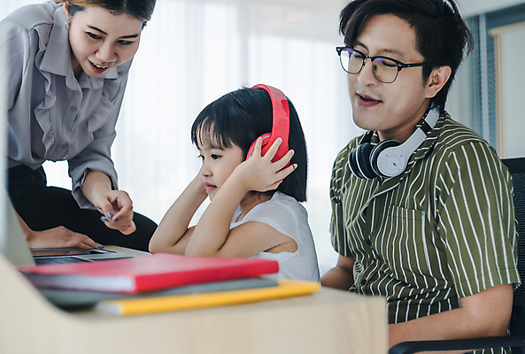 포토 JPG 해외이미지 라이프스타일 여자 딸 행복 어린이 인터넷 비즈니스 통신 가족 엄마 휴가 주택 함께함 실내 미소 사람 성인 세명 노트북 스마트폰 컴퓨터 공책 업무 작업 비즈니스맨 아빠 바쁨 돌봄 해외포토 남자 감정 컨셉 관계 모션 문구용품 표정 내부 건물 생활 전자제품 핸드폰 스마트기기 직장인 파일형식 이미지허브