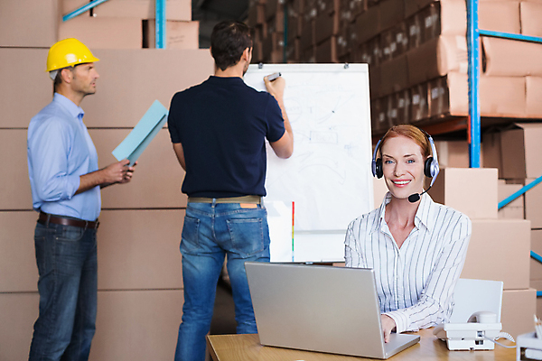 포토 JPG 해외이미지 백인 응시 여자 남자 회의 협력 실내 들기 상반신 20대 성인 앞모습 옆모습 뒷모습 세명 30대 노트북 헤드폰 타이핑 기록 비즈니스맨 비즈니스우먼 안전모 동료 물류창고 성인만 해외포토 서양인 시선 뷰포인트 음향기기 비즈니스 관계 모션 사람 청년 내부 장년 전자제품 직장인 헬멧 안전장비 창고 파일형식 이미지허브
