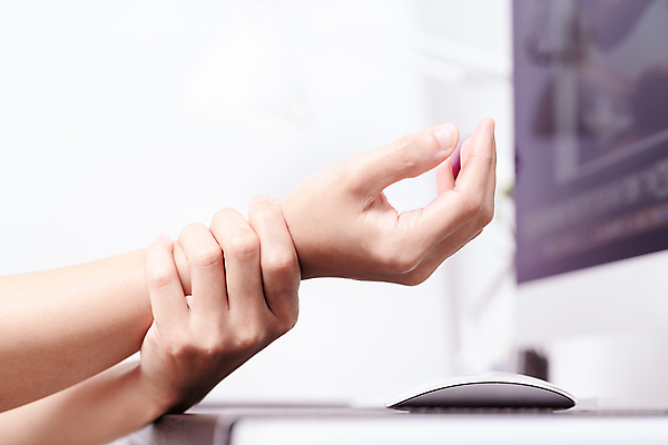 포토 JPG 해외이미지 손 실내 아웃포커스 신체부위 고통 잡기 손목 무선마우스 손목통증 해외포토 감정 모션 촬영기법 사람 내부 마우스 파일형식 이미지허브