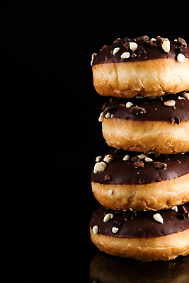 포토 JPG 해외이미지 음식 백그라운드 디저트 사탕 사람없음 장식 컬러풀 쌓기 케이크 탑 초콜릿 검은색 어둠 빵집 대접 원형 도넛 달콤 맛 아침식사 뿌리기 땅콩 토핑 칼로리 반투명 페스츄리 카피스페이스 프로스팅 해외포토 도형 건축물 빵 컬러 컨셉 모션 상점 식사 공백 견과류 제빵 파일형식 이미지허브