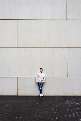 포토 JPG 해외이미지 백인 1 라이프스타일 응시 남자 행복 벽 짧은머리 거리 한명 서기 사람 동양인 20대 성인 야외 가로 유행 기댐 회색 도시 자신감 시원함 긍정 개성 진짜 혼자 스타일 카피스페이스 해외포토 서양인 헤어스타일 시선 감정 컬러 컨셉 모션 인종 청년 생활 공백 파일형식 이미지허브