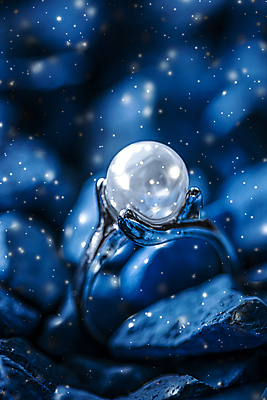 포토 JPG 해외이미지 장신구 실내 사람없음 뷰티 조약돌 반지 화려 우아함 보석 파란배경 진주 해외포토 백그라운드 컨셉 내부 파란색 돌_바위 광석 파일형식 이미지허브