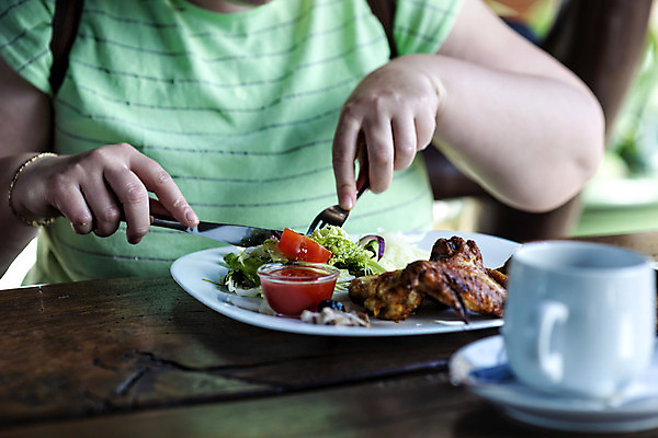 포토 JPG 해외이미지 백인 라이프스타일 접시 드레스 여자 행복 음식 백그라운드 다이어트 채소 탁자 건강 관리 사랑 미소 사람 앉기 성인 사람없음 야외 초록색 뷰티 식당 식사 저녁식사 카페 샐러드 흰색 신선 잡기 도시 칼 선택 아침식사 먹기 점심식사 시저샐러드 해외포토 서양인 식기 옷 감정 컬러 가구 컨셉 모션 표정 생활 상점 파일형식 이미지허브