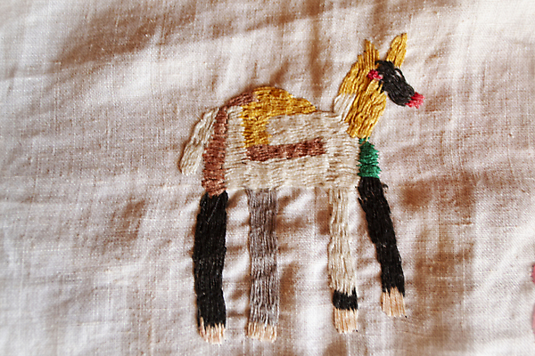 포토 JPG 해외이미지 디자인 옷 꽃 잎 패턴 주택 미술 여러명 사람없음 장식 빨간색 컬러풀 장미 유행 수확 벚꽃 식탁보 흰색 시골 직물 면 실 개 매끈함 바느질 싱글 그림 질감 냅킨 땀 자수 내추럴 핸드메이드 스타일 해외포토 식물 컬러 다수 무늬 농업 포유류 문화예술 사람 건물 감각 파일형식 이미지허브