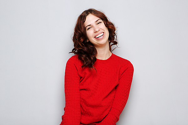 포토 JPG 해외이미지 백인 모델 1 라이프스타일 응시 여자 행복 얼굴 벽 백그라운드 한명 미소 사람 성인 빨간색 뷰티 유행 회색 흰색 표현 자신감 시원함 스웨터 스타일 카피스페이스 해외포토 서양인 시선 감정 컬러 상의 표정 생활 신체부위 공백 파일형식 이미지허브