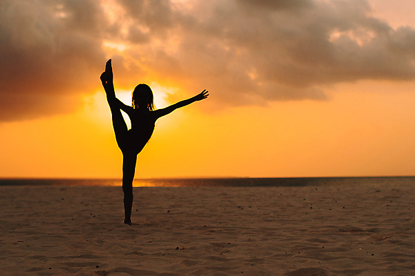 포토 JPG 해외이미지 여자 실루엣 어린이 바다 여행 포즈 휴가 한명 야외 점프 일몰 저녁 소녀한명만 해외포토 1 모션 촬영기법 사람 노을 야간 여자한명만 소녀만 파일형식 이미지허브