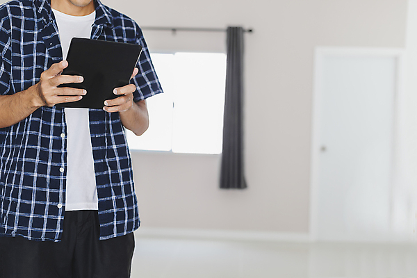 포토 JPG 해외이미지 백인 라이프스타일 응시 남자 행복 인터넷 비즈니스 통신 모바일 주택 실내 한명 사람 동양인 성인 스마트폰 쇼핑 컴퓨터 사무실 알약 상점 디지털 잡기 업무 작업 비즈니스맨 자신감 구매 가격 상업 결제 온라인 전자상거래 마케팅 터치스크린 해외포토 서양인 1 시선 감정 모션 인종 내부 건물 생활 전자제품 핸드폰 스마트기기 약 직장인 파일형식 이미지허브