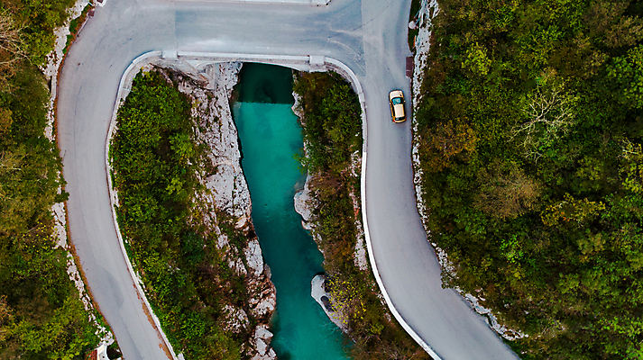 포토 JPG 해외이미지 계절 공원 유럽 여행 잎 건축양식 자연 산 안테나 풍경 사람없음 야외 물 파란색 강 골짜기 계곡 활발 흐름 가을 개울 황무지 숲 속도 알프스 에메랄드 카약 나폴레옹 드론 슬로베니아 터키석 해외포토 자연요소 식물 공공시설 건축 나라 컬러 컨셉 통신 수상스포츠 보석 생태계 파일형식 이미지허브