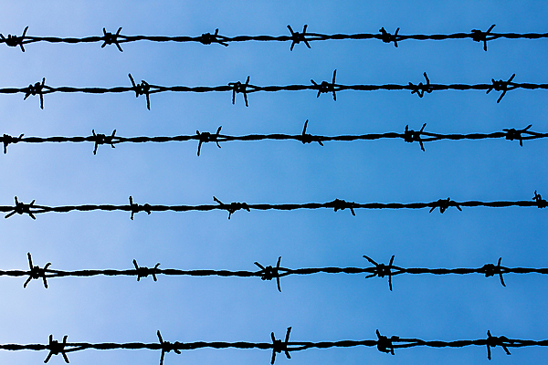 포토 JPG 해외이미지 줄 하늘 사람없음 파란색 울타리 전선 자유 교도소 철조망 해외포토 컬러 컨셉 담장 감옥 파일형식 이미지허브