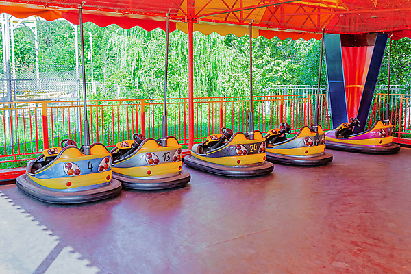 포토 JPG 해외이미지 주간 행복 휴식 사람없음 야외 맑음 놀이공원 놀이기구 주말 범퍼카 해외포토 자연요소 감정 컨셉 날씨 테마파크 파일형식 이미지허브