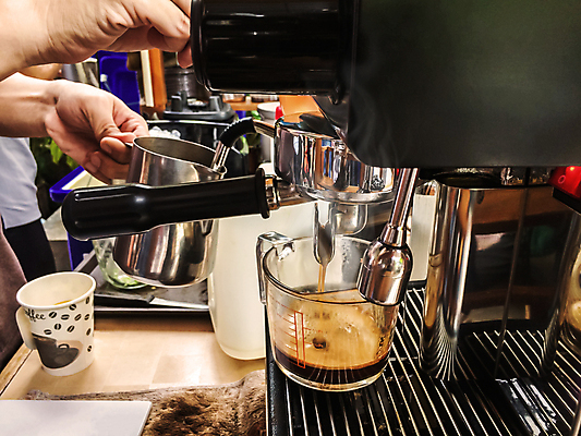 포토 JPG 해외이미지 직업 커피 음료 백그라운드 비즈니스 유리 탁자 아침 주택 손잡이 사람 사람없음 컵 갈색 상점 금속 주방 식당 검은색 기계 카페 장비 흰색 신선 바 뜨거움 붓기 맛 아침식사 혼합 계산대 서비스 준비 만들기 바리스타 카푸치노 에스프레소 라떼 자동 철강 카페인 필터 해외포토 주간 식기 컬러 가구 컨셉 모션 재질 건물 식사 파일형식 이미지허브