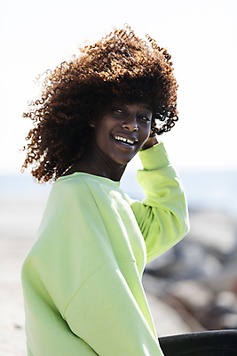 포토 JPG 해외이미지 모델 1 라이프스타일 여자 행복 얼굴 벽 여행 배낭 한명 서기 미소 웃음 사람 성인 야외 옆모습 유행 검은색 표현 도시 자신감 시티라이프 내추럴 카피스페이스 해외포토 감정 뷰포인트 컬러 가방 모션 표정 생활 신체부위 공백 파일형식 이미지허브