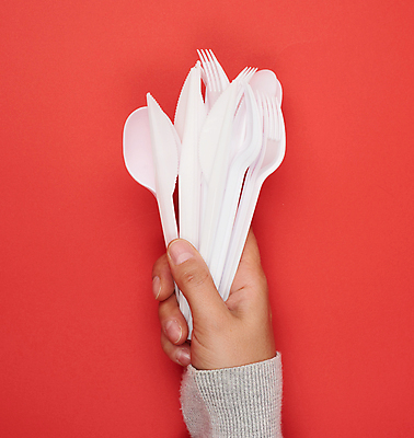 포토 JPG 해외이미지 손 포크 실내 신체부위 자연보호 숟가락 잡기 나이프 일회용 플라스틱 오브젝트 에코 빨간배경 제로웨이스트 해외포토 식기 백그라운드 모션 자연 재질 수저 사람 내부 빨간색 환경 그린캠페인 칼 보호 사회이슈 파일형식 이미지허브