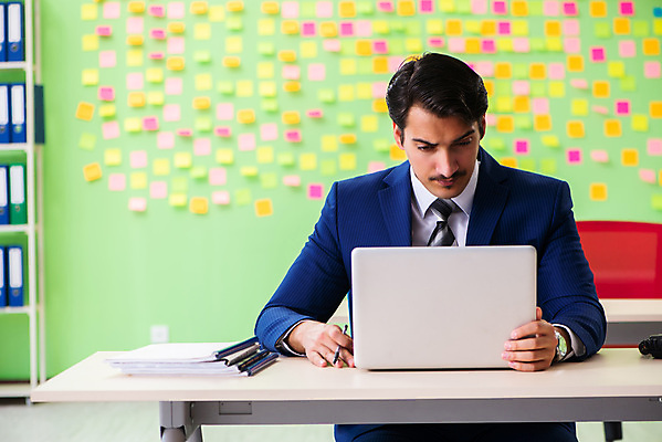 포토 JPG 해외이미지 응시 남자 컨셉 회사 비즈니스 스트레스 직장 피곤 한명 정장 상반신 성인 노트북 사무실 쪽지 업무 작업 비즈니스맨 가득함 포스트잇 바쁨 성인남자한명만 해외포토 1 시선 옷 사람 전자제품 메모지 직장인 남자한명만 성인남자만 파일형식 이미지허브