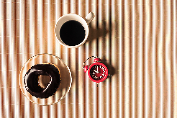 포토 JPG 해외이미지 커피 디저트 실내 사람없음 하이앵글 도넛 탁상시계 아메리카노 해외포토 음료 음식 뷰포인트 시계 내부 파일형식 이미지허브